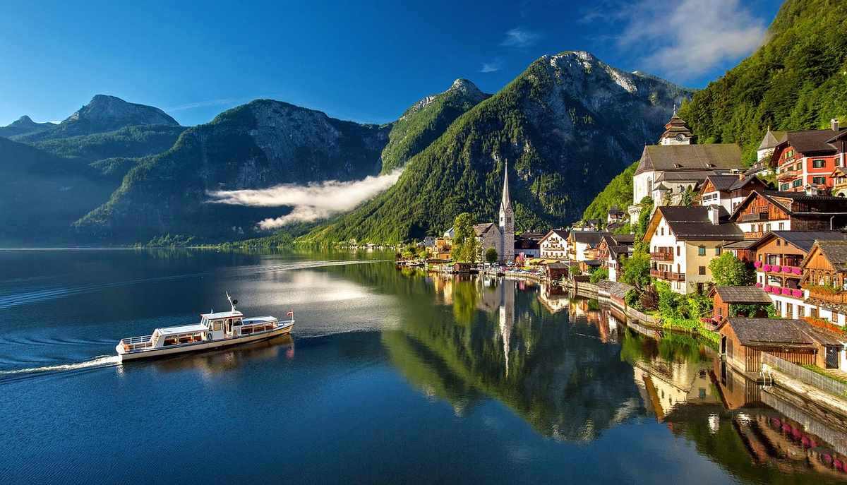 Un village pittoresque au bord d'un lac calme entouré de montagnes verdoyantes