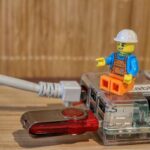 Lego figurine sur un routeur avec un câble branché