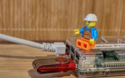 Lego figurine sur un routeur avec un câble branché