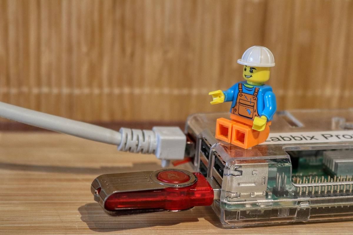 Lego figurine sur un routeur avec un câble branché