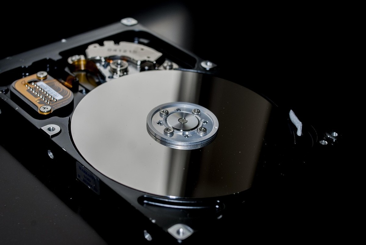 Disque dur démonté montrant la platine et les composants internes Disque dur démonté montrant la platine et les composants internes
